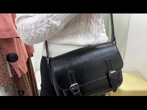 ❤️ 年轻婊子FeralBerry在试衣间用假阳具公开自慰 ❤ Sex video