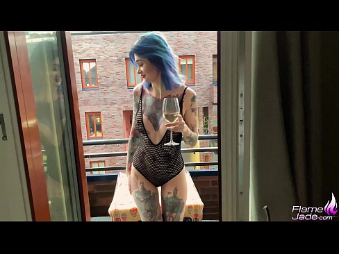❤️ 巨大的女孩大口吸吮，在空旷的天空下热情地做爱 ❤ Sex video