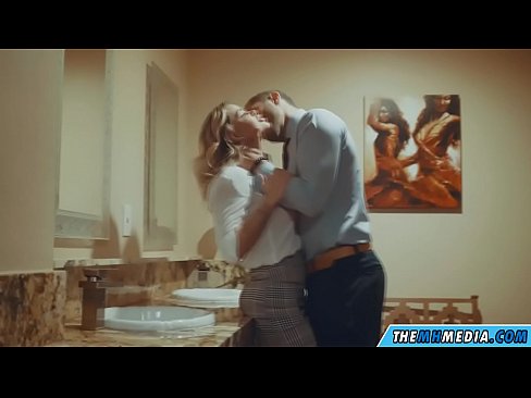 ❤️ 当一个胸大无脑的金发女郎在公共厕所里勾引你时 ❤ Sex video
